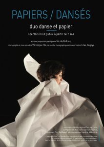 Spectacle Papiers dansés mis en scène par Véronique His et Nicole Fellous